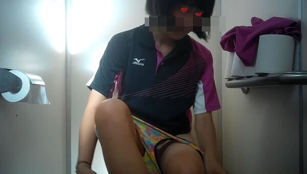 新Tennis㊸　４名登場！あのパイパン娘ちゃんの半年後、まだ・・。座りながら器用に着替える娘も！